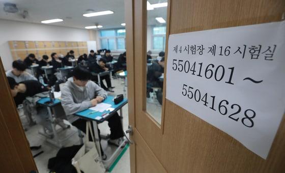 본문 이미지 - 2026학년도 대학수학능력 시험일인 13일 충북 청주시 상당구 주성고등학교에서 학생들이 1교시 시험을 앞두고 공부를 하고 있다. 2025.11.13/뉴스1 ⓒ News1 김용빈 기자