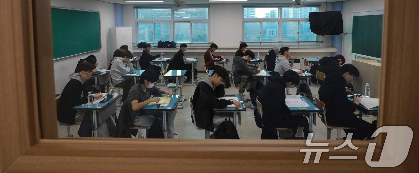 2026학년도 대학수학능력 시험일인 13일 충북 청주시 상당구 주성고등학교에서 학생들이 1교시 시험을 앞두고 공부를 하고 있다. 2025.11.13/뉴스1 ⓒ News1 김용빈 기자