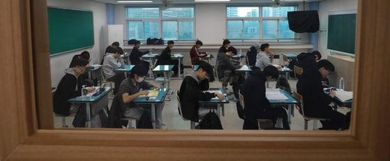 본문 이미지 - 2026학년도 대학수학능력 시험일인 13일 충북 청주시 상당구 주성고등학교에서 학생들이 1교시 시험을 앞두고 공부를 하고 있다. 2025.11.13/뉴스1 ⓒ News1 김용빈 기자