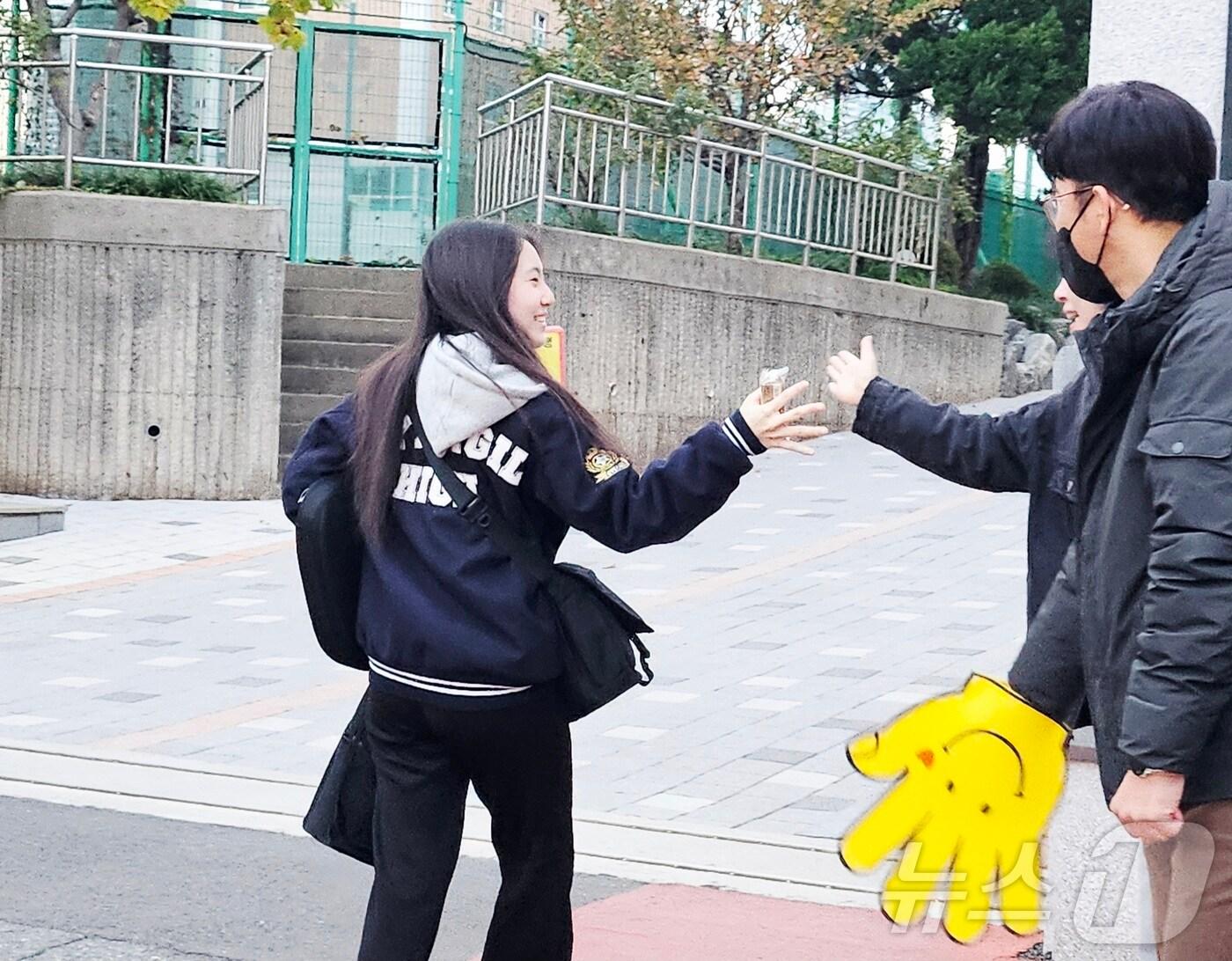 본문 이미지 - 2026학년도 대학수학능력시험&#40;수능&#41;이 일제히 실시된 13일 오전 대구시교육청 24지구 제3시험장인 대구 중구 경북여고 정문 앞에서 교사들이 시험장에 들어가는 수험생을 격려하고 있다. &#40;사진은 기사 내용과 무관함&#41; 2025.11.13/뉴스1 ⓒ News1 남승렬 기자