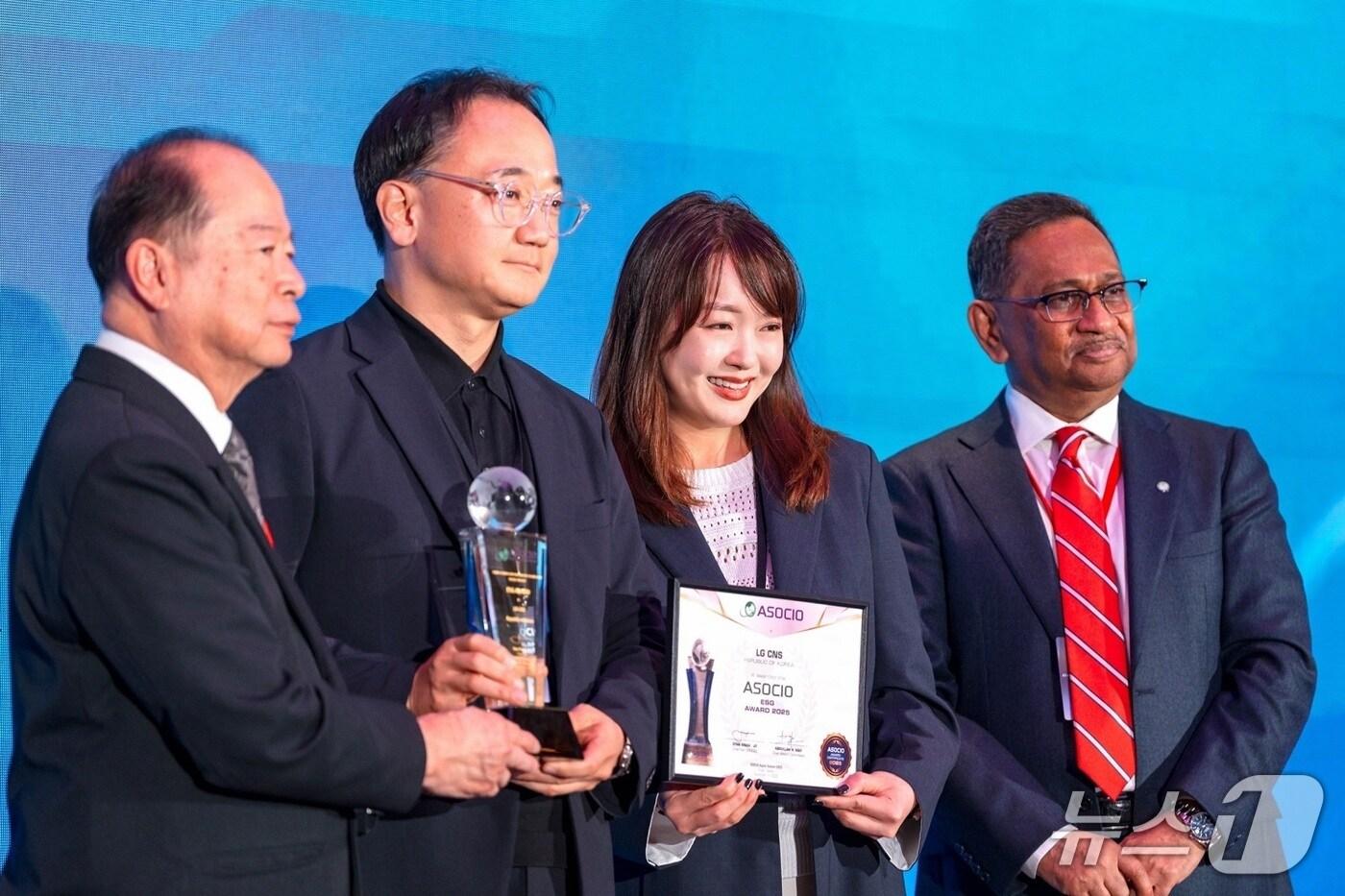 이승찬 LG CNS 디지털AX담당 상무&#40;왼쪽에서 2번째&#41;가 11일 대만 타이베이에서 열린 아시아·오세아니아 정보산업기구&#40;ASOCIO&#41; 어워드 2025에서 기념사진을 찍고 있다.&#40;LG CNS 제공&#41;