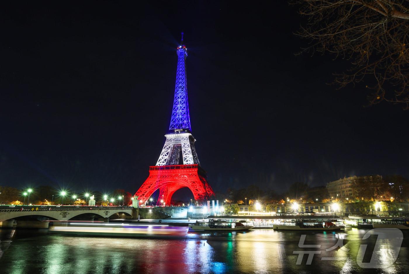 2015년 파리 연쇄 테러 10주기를 하루 앞둔 12일&#40;현지시간&#41; 프랑스 파리 에펠탑이 프랑스 국기 색인 파랑·흰색·빨강 조명을 밝히고 있다. 2015년 11월 13일 이슬람국가&#40;IS&#41;를 자처한 테러범들이 프랑스 파리의 축구경기장, 식당가, 바타클랑 극장 등 시내 곳곳에서 동시다발 테러를 감행해 130명이 숨지고 수백 명이 다쳤다. 2025.11.13/뉴스1 ⓒ News1 이준성 기자
