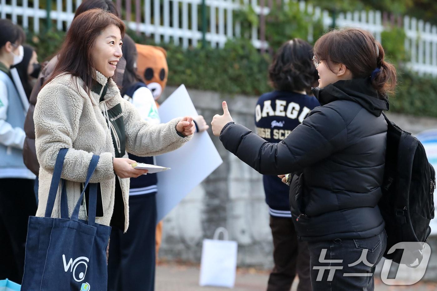 2026학년도 대학수학능력시험일인 13일 오전 대구 수성구 정화여고에 마련된 시험장 앞에서 출신학교 교사들이 수험생을 응원하고 있다. &#40;사진은 기사 내용과 무관함&#41; 2025.11.13/뉴스1 ⓒ News1 공정식 기자