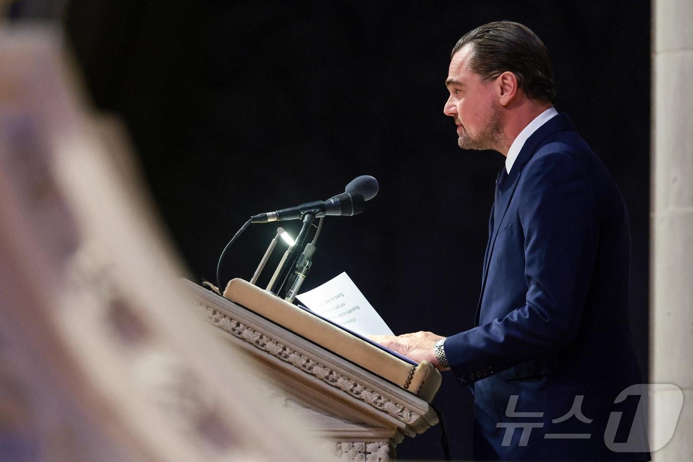 본문 이미지 - 레오나르도 디카프리오가 12일(현지시간) 미국 워싱턴DC에서 열린 제인 구달 박사의 추도식에서 연설하고 있다. 2025.11.12 ⓒ 로이터=뉴스1 ⓒ News1 김경민 기자