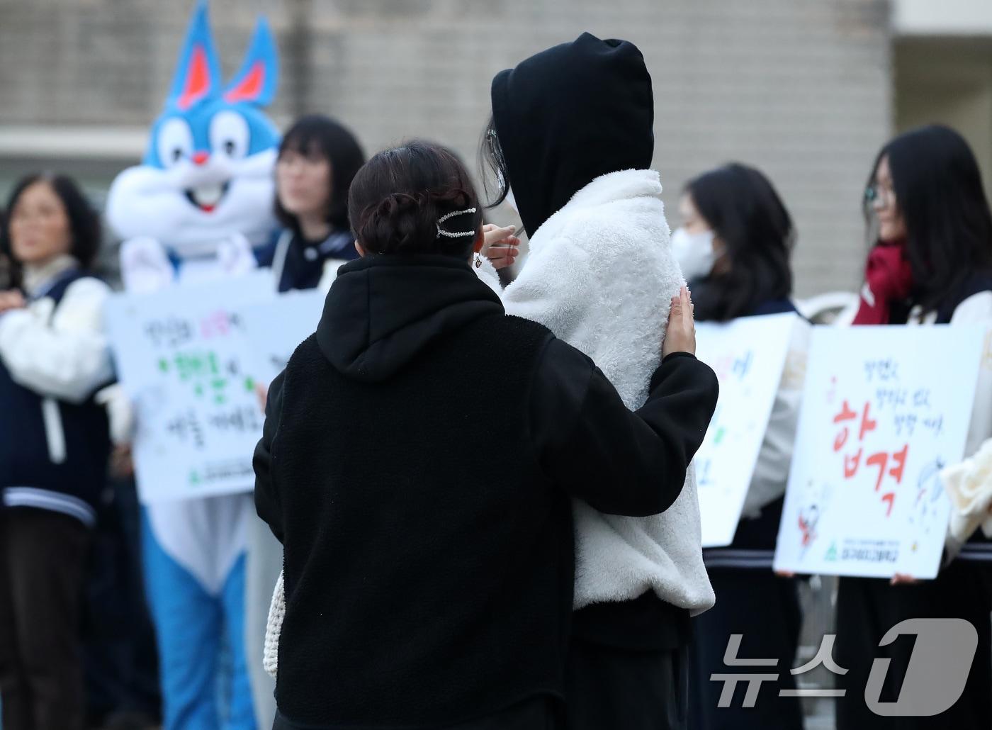 본문 이미지 - 2026학년도 대학수학능력시험일인 13일 오전 대구 수성구 정화여고에 마련된 시험장 앞에서 학부모가 수험생 자녀를 응원하며 배웅하고 있다. 2025.11.13/뉴스1 ⓒ News1 공정식 기자