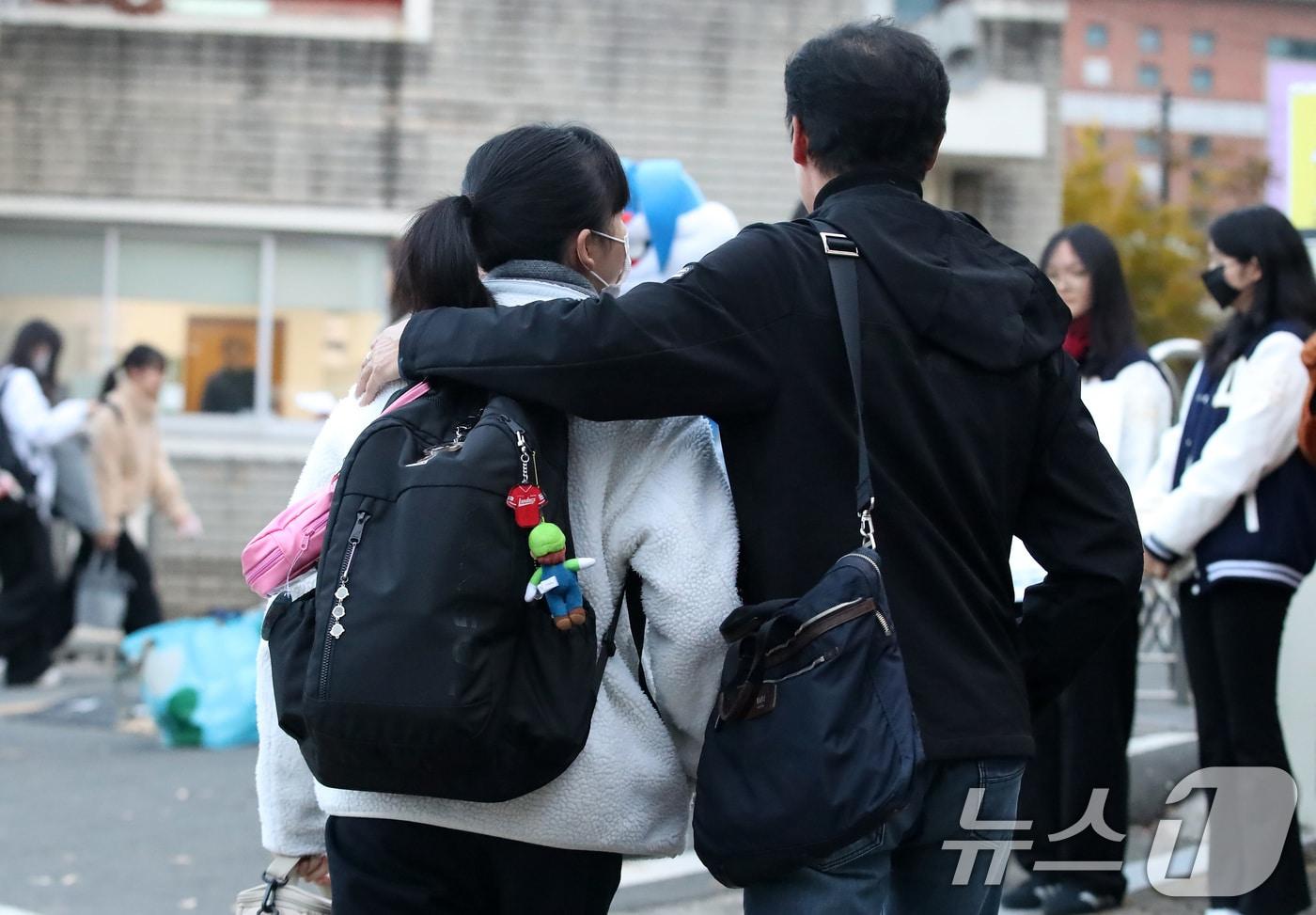 2026학년도 대학수학능력시험일인 13일 오전 대구 수성구 정화여고에 마련된 시험장 앞에서 학부모가 수험생 자녀를 응원하며 배웅하고 있다. 2025.11.13/뉴스1 ⓒ News1 공정식 기자