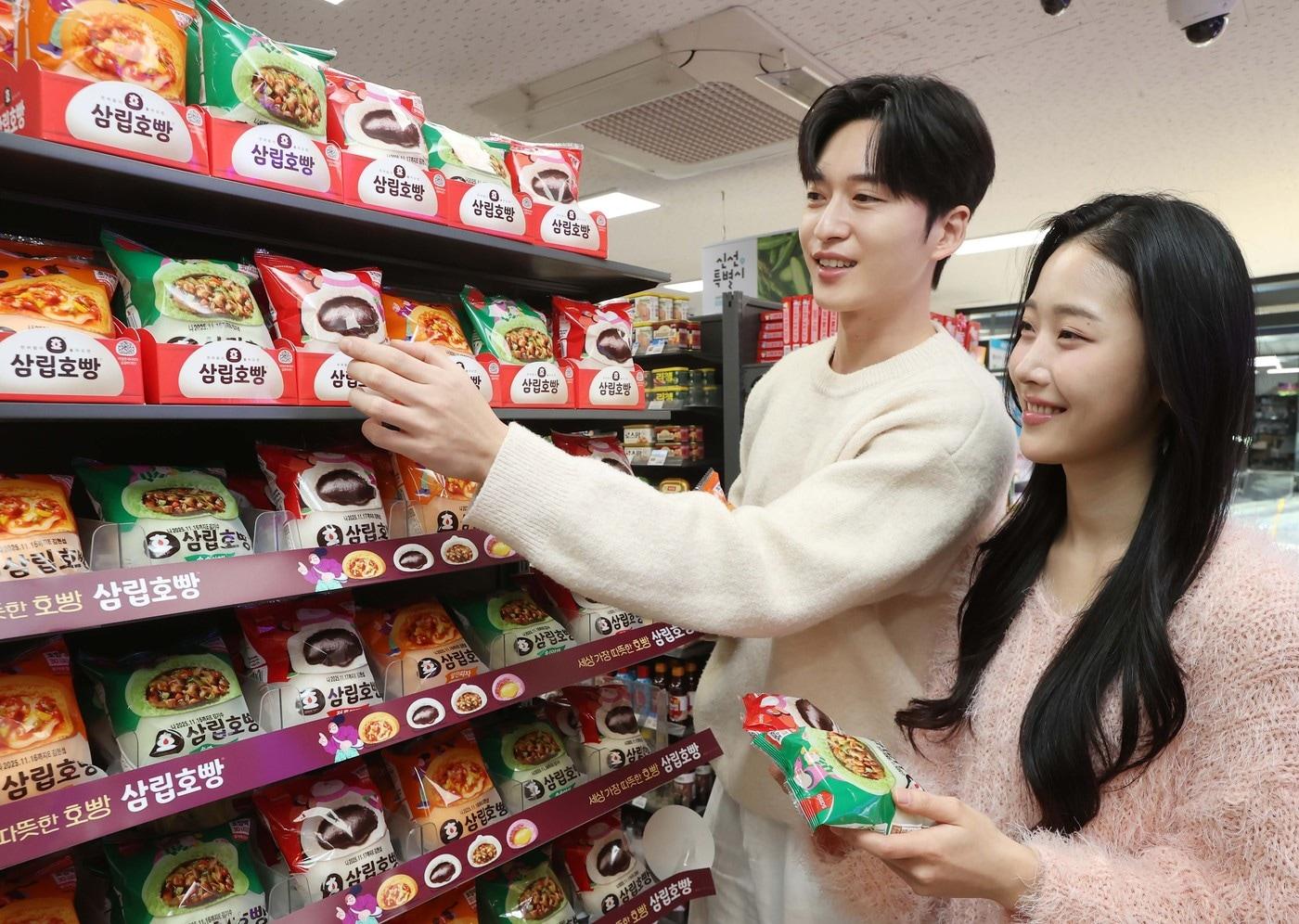 모델들이 SPC삼립 간식 삼립호빵을 고르는 모습.&#40;SPC삼립 제공&#41;