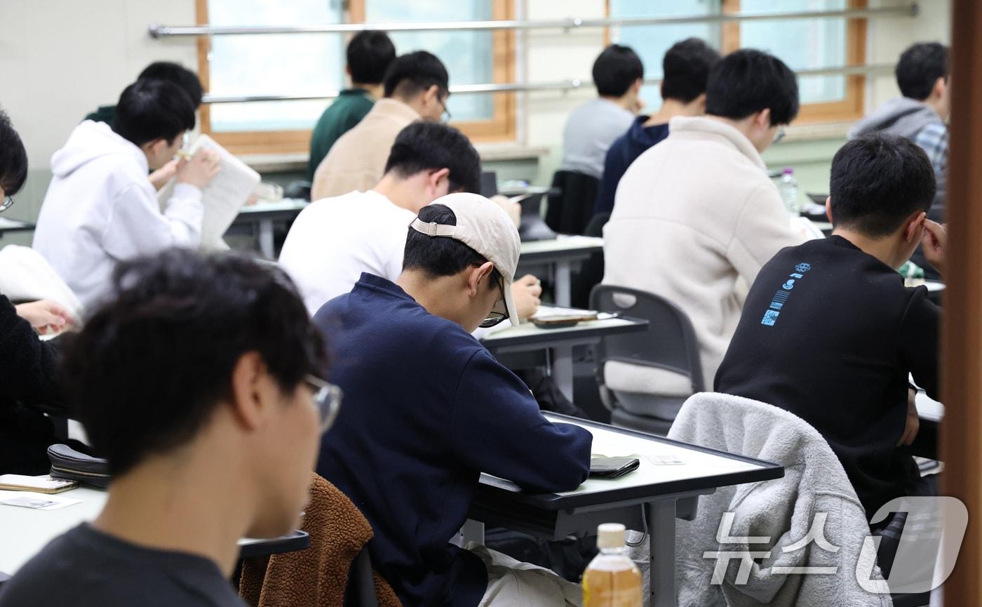 본문 이미지 - 2026학년도 대학수학능력시험일인 13일 오전 경기도교육청 제30지구 제17시험장인 수원시 영통구 효원고등학교에서 수험생들이 시험 준비를 하고 있다. 2025.11.13 ⓒ 뉴스1 김영운 기자