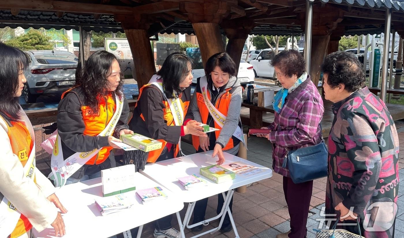 충북 진천군 마음건강 캠페인 진행 모습.&#40;진천군 제공, 재판매 및 DB금지&#41;/뉴스1