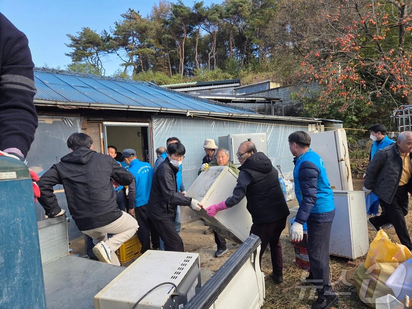본문 이미지 - 경북 상주시 신흥동 지역사회보장협의체와 신흥동통장협의회 회원들이 13일 취약계층 가구를 찾아 ‘홈케어 정리해준 Day’ 사업을 진행했다.(상주시 제공. 재판매 및 DB금지) ⓒ News1 김대벽기자