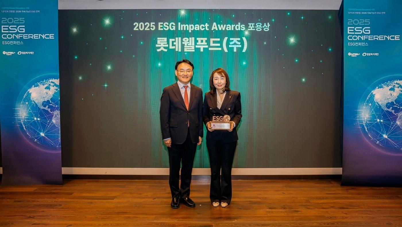 신민정 롯데웰푸드 IMC팀장&#40;오른쪽&#41;과 김윤곤 더나은미래 대표&#40;롯데웰푸드 제공&#41;