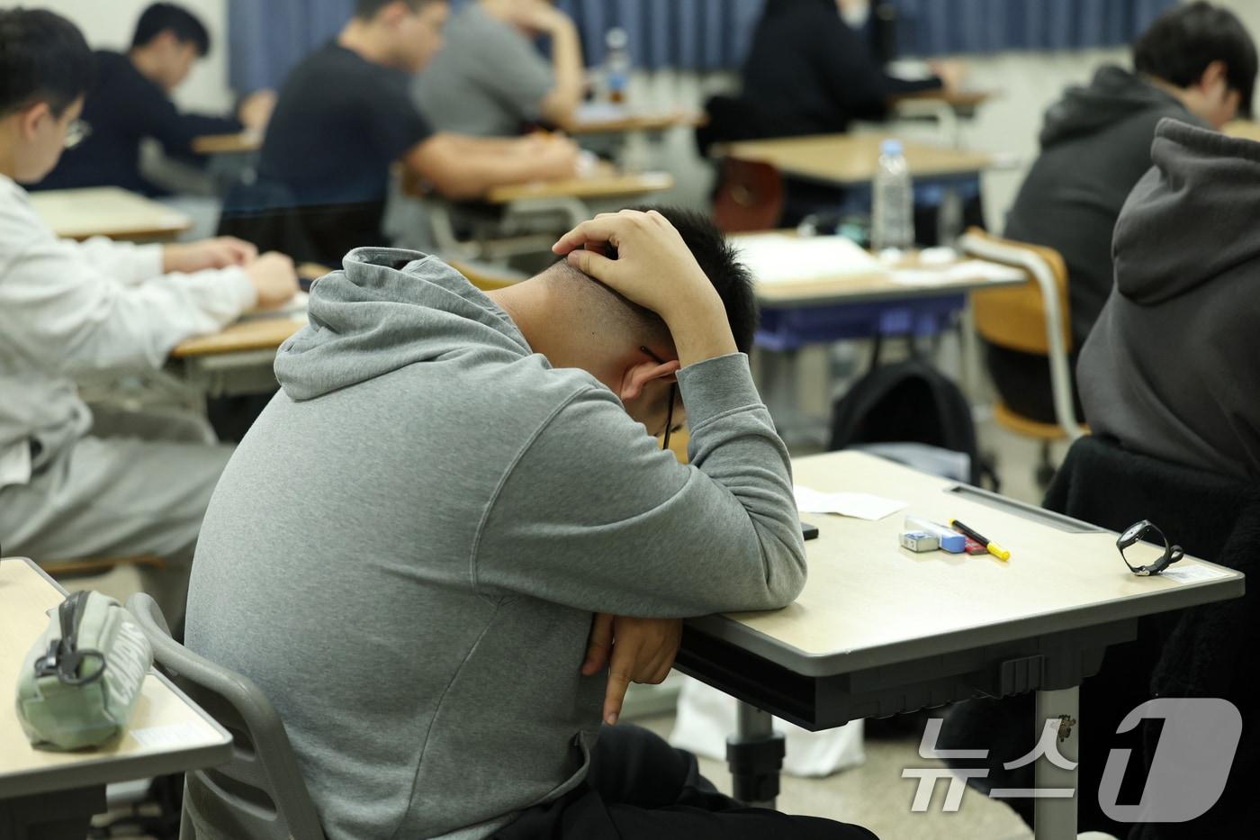 2026학년도 대학수학능력시험일인 13일 오전 광주시 교육청 26지구 제21시험장인 광주 서석고등학교에서 한 수험생이 긴장한 모습을 보이고 있다. 2025.11.13/뉴스1 ⓒ News1 이승현 기자