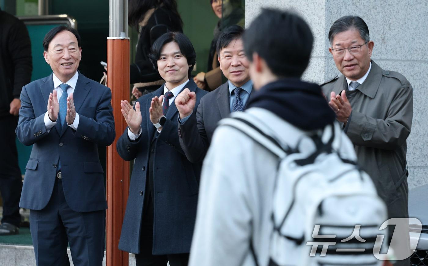 2026학년도 대학수학능력 시험일인 13일 대전시교육청 27시험지구 제8시험장인 동대전고등학교에서 설동호 대전시교육감이 수험생을 응원하고 있다. 2025.11.13/뉴스1 ⓒ News1 김기태 기자