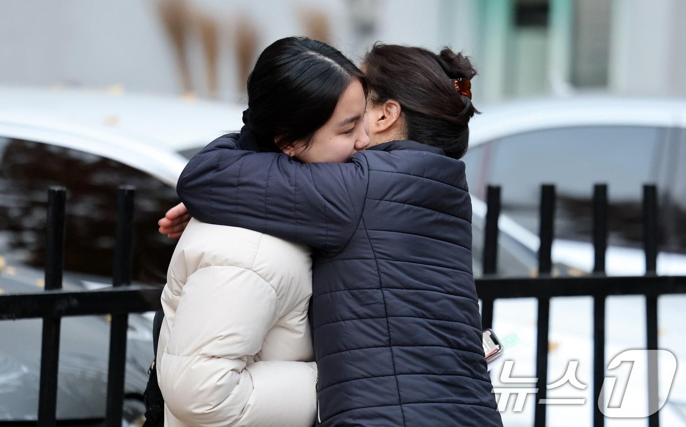 2026학년도 대학수학능력시험일인 13일 오전 서울특별시교육청 13지구 제14시험장인 서울 영등포구 여의도여자고등학교에서 학부모가 수험생 딸과 포옹하고 있다. 2025.11.13/뉴스1 ⓒ News1 이호윤 기자