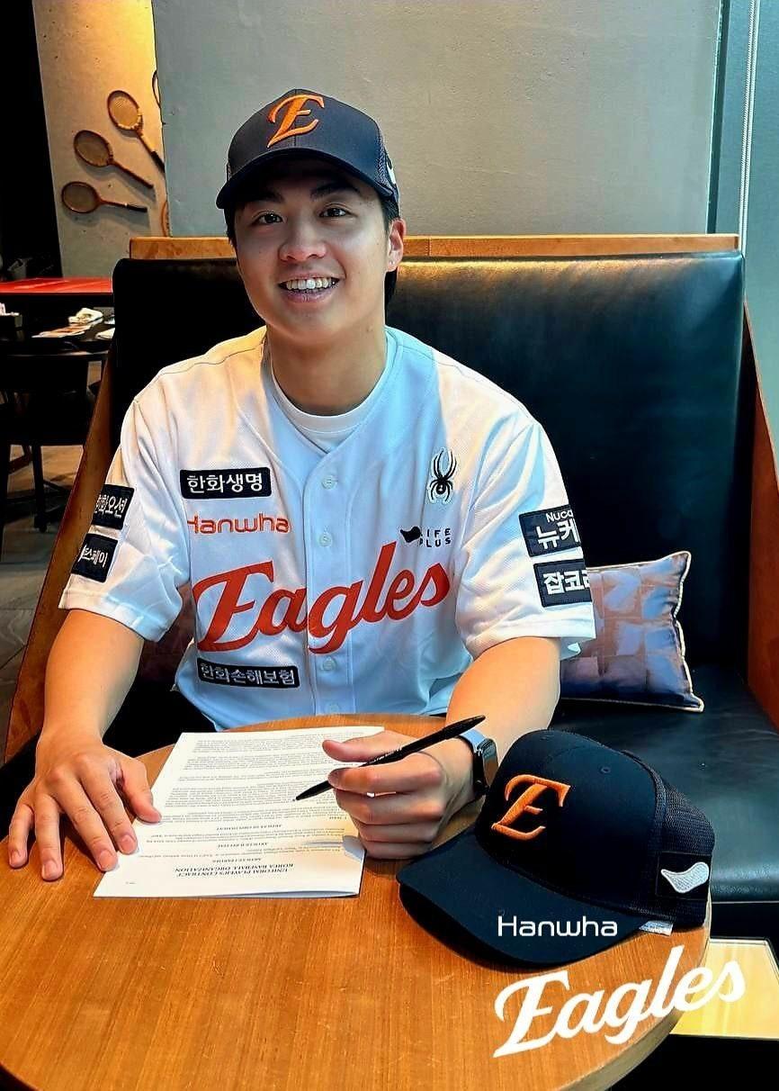 본문 이미지 - 한화 이글스와 계약한 왕옌청. (한화 제공)