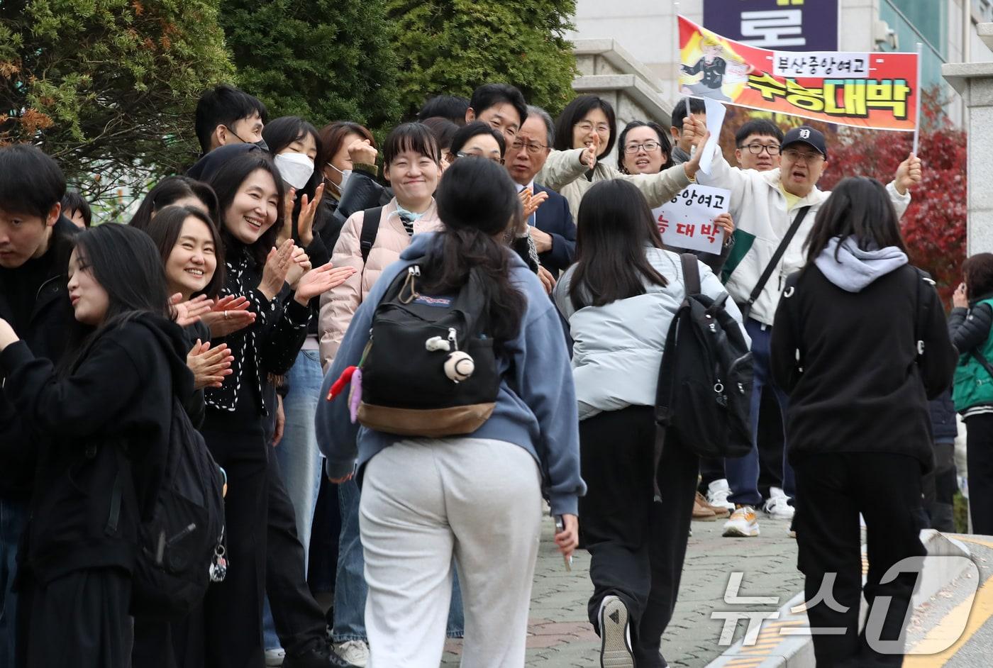 2026학년도 대학수학능력시험일인 13일 오전 부산시교육청 22지구 제15시험장인 부산 연제구 연제고등학교 앞에서 수험생들이 교사 등에게 응원을 받으며 고사장으로 향하고 있다. 2025.11.13/뉴스1 ⓒ News1 윤일지 기자
