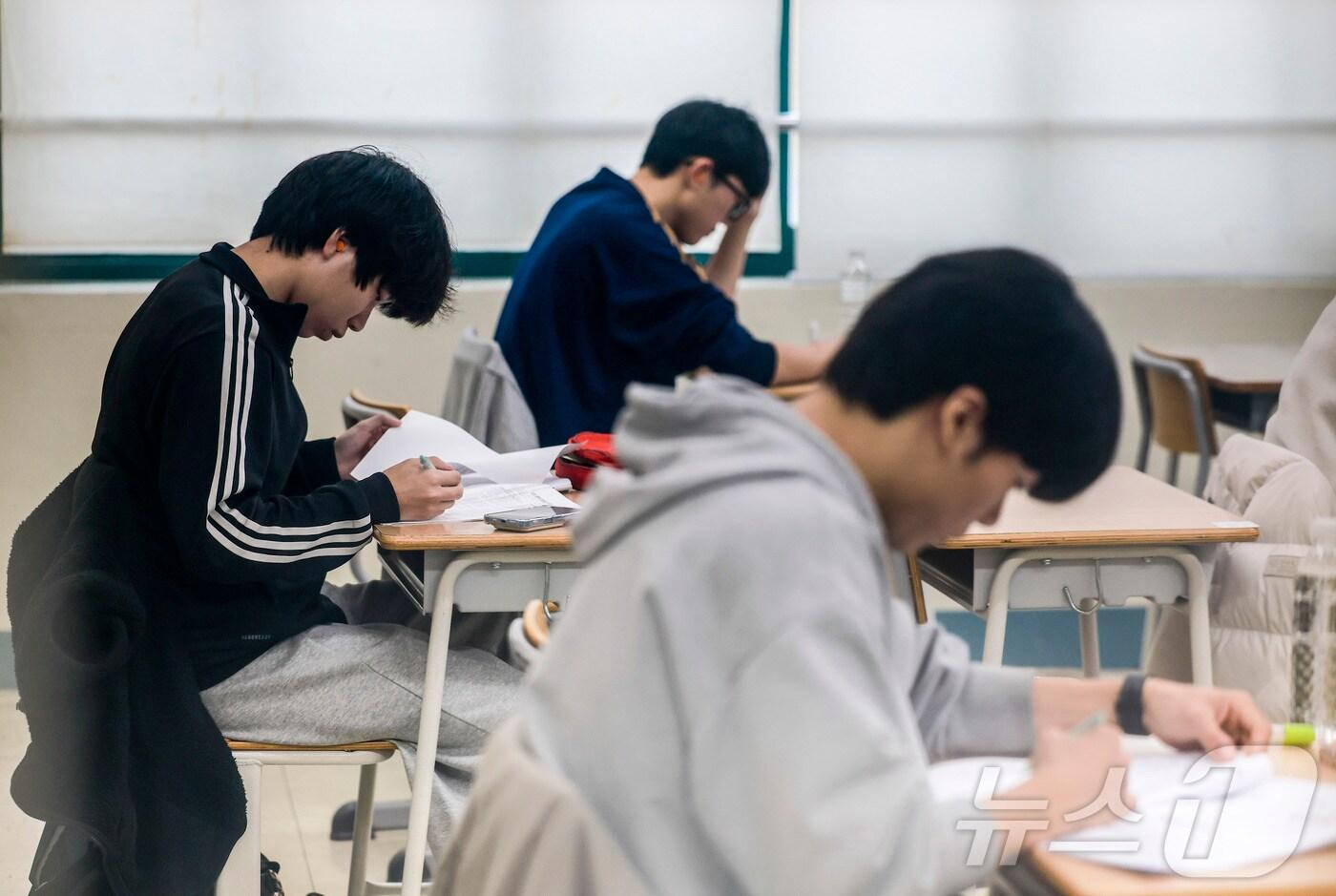 본문 이미지 - 수험생들이 시험을 준비하고 있다. /뉴스1 ⓒ News1 사진공동취재단