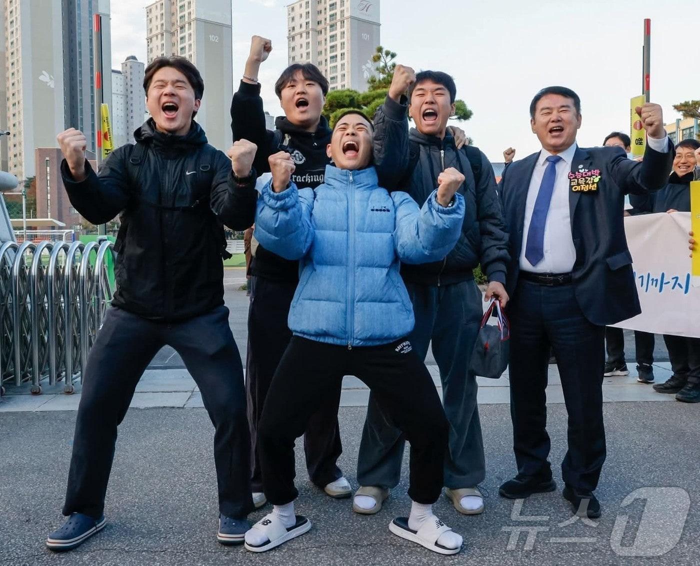 본문 이미지 - 13일 광주 서석고 앞에서 수능 수험생들과 환호하는 이정선 광주교육감.&#40;광주교육청 제공. 재배포 및 DB 금지&#41; 2025.11.13/뉴스1