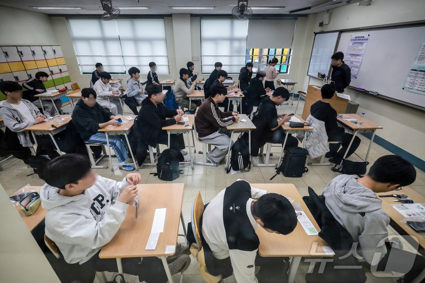 2026학년도 대학수학능력시험이 실시된 13일 서울 용산구 용산고등학교에서 수험생들이 시험을 준비하고 있다. 2025.11.13/뉴스1 ⓒ News1 사진공동취재단