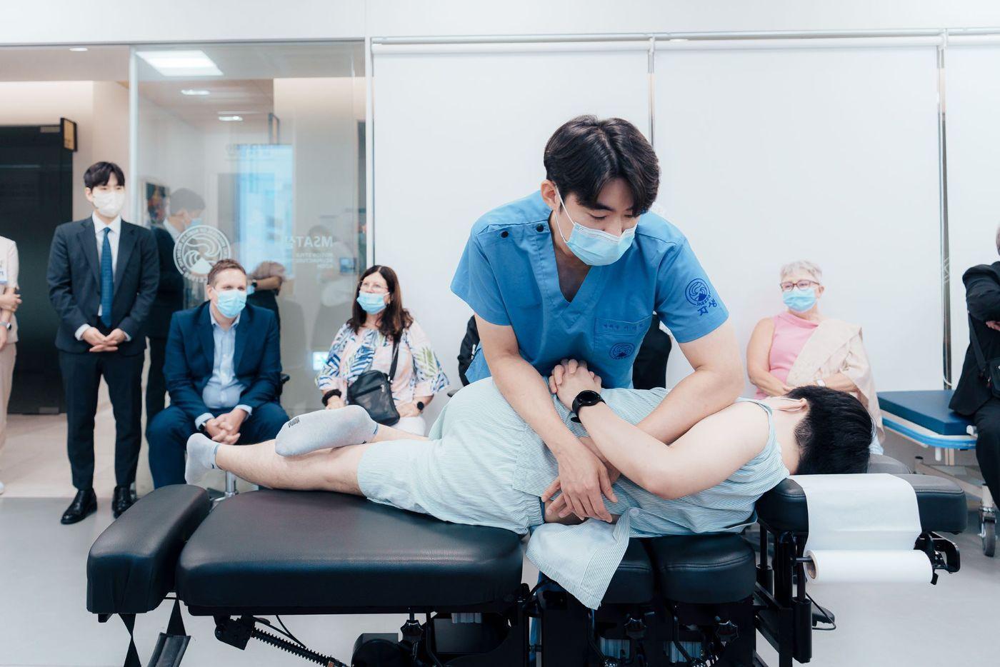 자생한방병원 의료진이 추나요법을 시연하고 있다.&#40;자생한방병원 제공&#41;