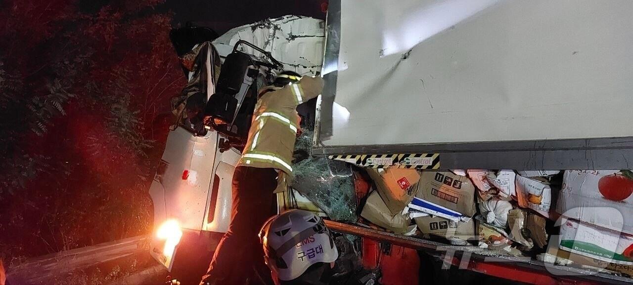 본문 이미지 - 13일 오전 5시43분께 경기 화성시 비봉면 서해안고속도로 서울 방향 310.8㎞ 지점에서 탱크로리와 화물차 간 추돌 사고가 나 소방 당국이 사고를 수습하고 있다. &#40;경기도소방재난본부 제공. 재판매 및 DB 금지&#41; 2025.11.13/뉴스1 
