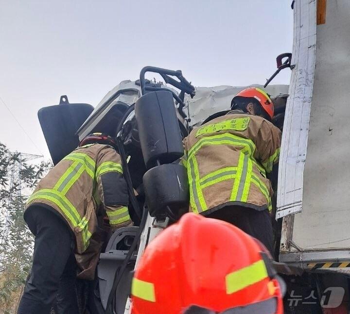 본문 이미지 - 13일 오전 5시43분께 경기 화성시 비봉면 서해안고속도로 서울 방향 310.8㎞ 지점에서 탱크로리와 화물차 간 추돌 사고가 나 소방 당국이 사고를 수습하고 있다. &#40;경기도소방재난본부 제공. 재판매 및 DB 금지&#41; 2025.11.13/뉴스1 ⓒ News1 김기현 기자