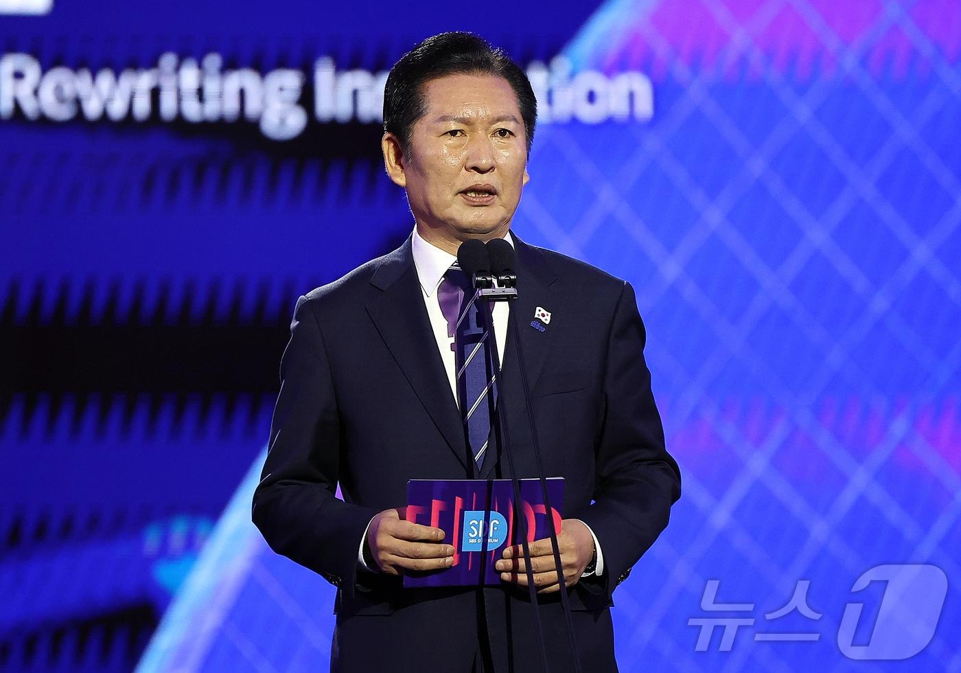 정청래 더불어민주당 대표가 13일 오전 서울 중구 동대문디자인플라자&#40;DDP&#41; 아트홀에서 열린 SBS D포럼 2025 ‘제로 시대의 재설계:다시 쓰는 혁신’에 참석해 축사를 하고 있다. 2025.11.13/뉴스1 ⓒ News1 김진환 기자