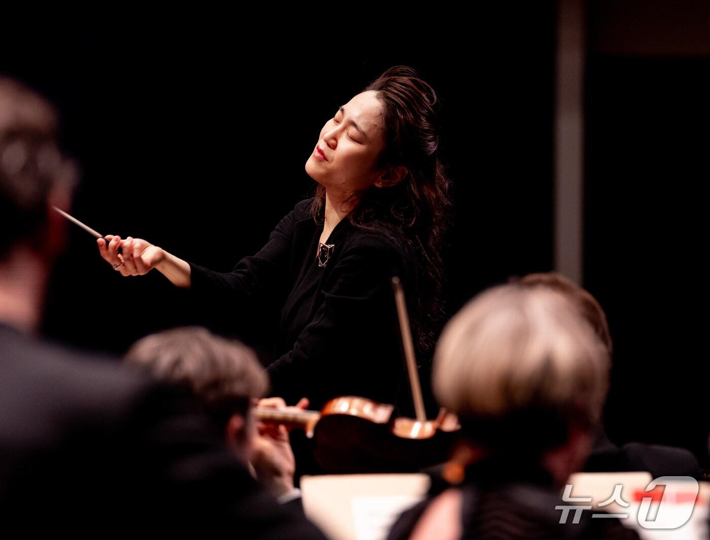 본문 이미지 - 지휘하는 장한나(KAIST 제공) /뉴스1