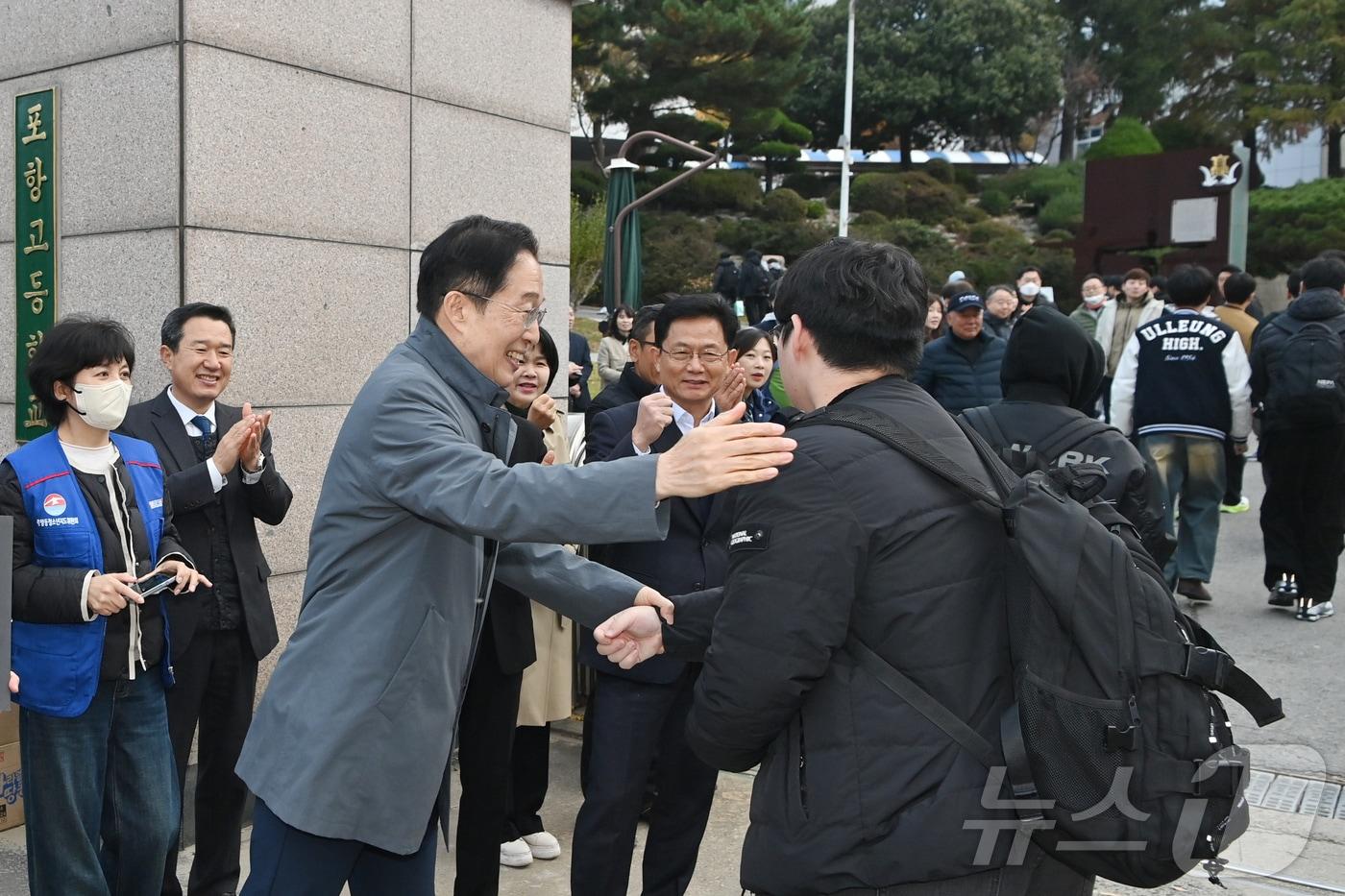 임종식 경북교육감은 13일 2026학년도 대학수학능력시험 시험장을 찾아 수험생들에게 직접 응원의 메시지를 전했다.&#40;경북교육청 제공. 재판매 및 DB금지&#41;/뉴스1 