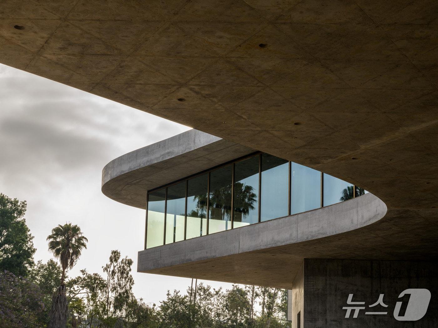 본문 이미지 -  LACMA 신관&#40;데이비드 개펀 갤러리, David Geffen Galleries&#41; 외부 전경, The David Geffen Galleries at LACMA, photo ⓒ Museum Associates/LACMA 