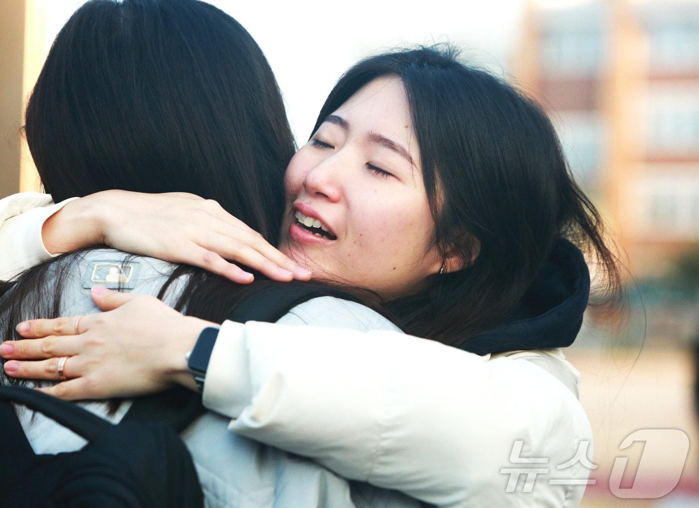 본문 이미지 - 박신영 제천여고 3년 담임 교사가 제자 수험생을 따듯하게 안아주고 있다.2025.11.13/뉴스1 ⓒ News1 손도언 기자