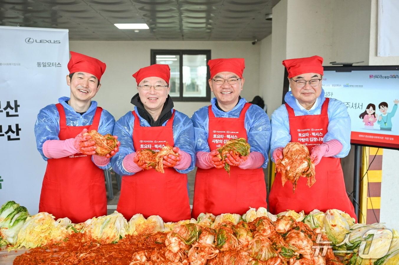본문 이미지 - 한국토요타자동차가 12일 서울시사회복지협의회와 개최한 '2025 도요타·렉서스 사랑의 김장나눔' 행사에서 (왼쪽부터) 이병진 한국토요타자동차 부사장, 오스카 츠요시 주부산일본국총영사관 총영사, 송석환 동일모터스 대표, 콘야마 마나부 한국토요타자동차 대표이사 사장이 감치를 담그고 있는 모습(한국토요타자동차 제공). 2025.11.12.