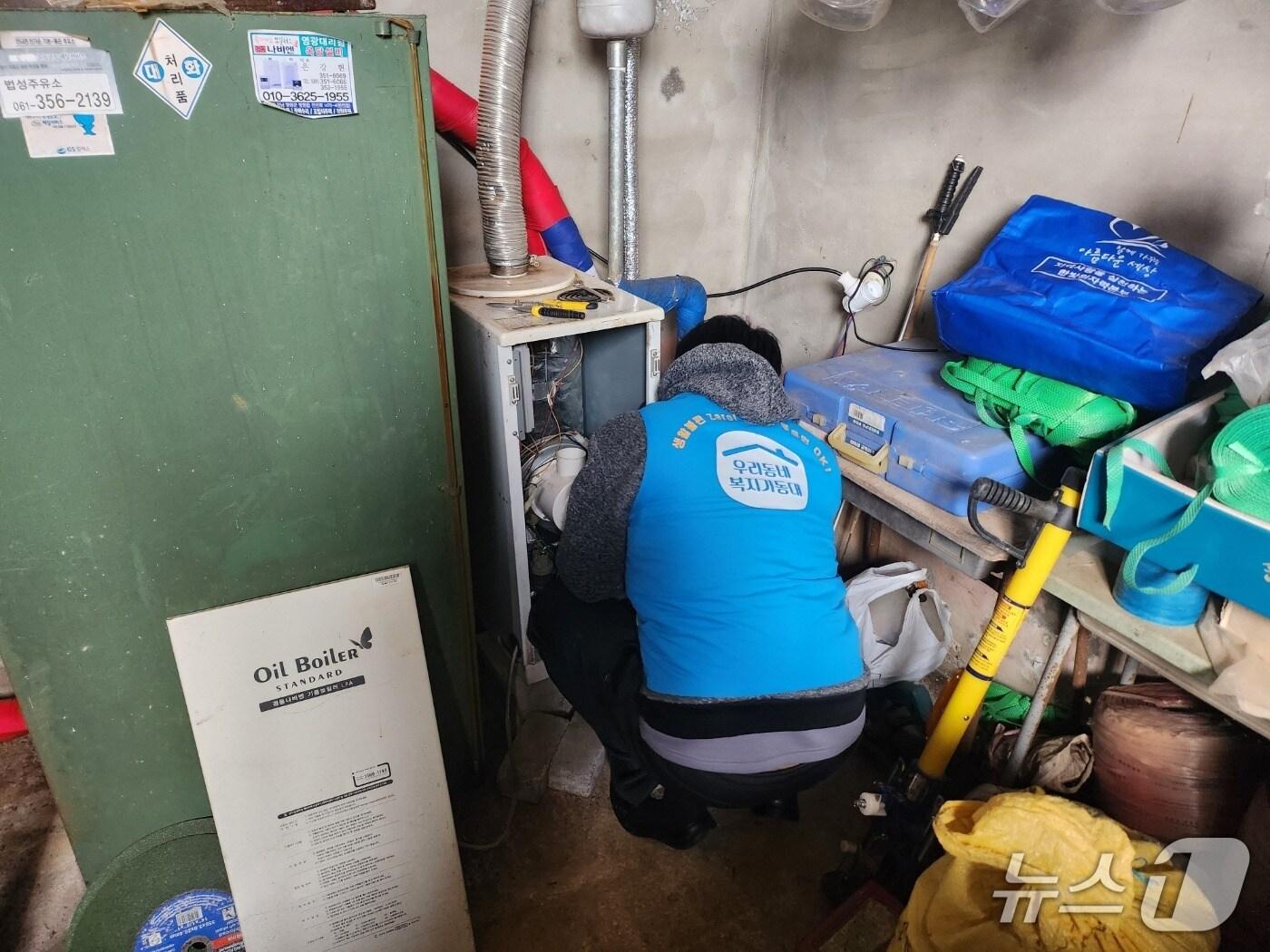 본문 이미지 - 우리동네 복지기동대 보일러 수리 모습.&#40;전남도 제공. 재판매 및 DB금지&#41; 2025.11.13/뉴스1