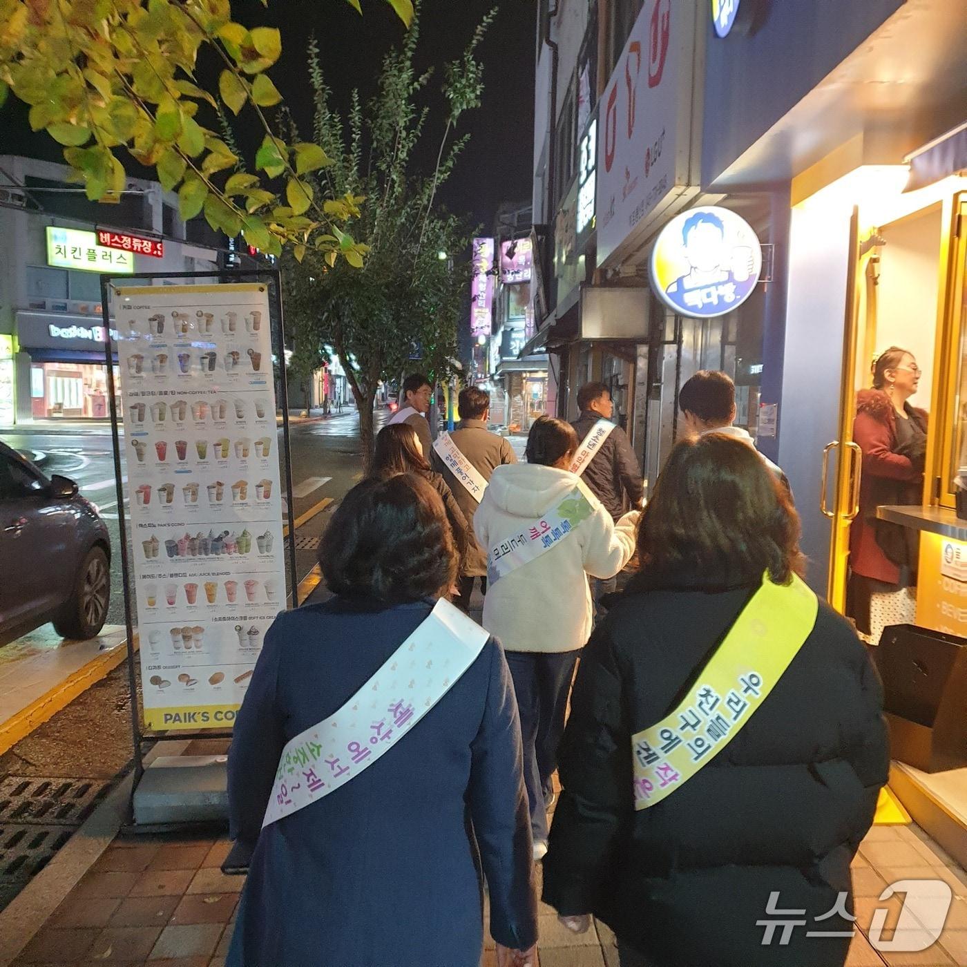 본문 이미지 - 청소년 유해환경 합동 단속 장면(옥천군 제공. 재판매 및 DB금지) /뉴스1 