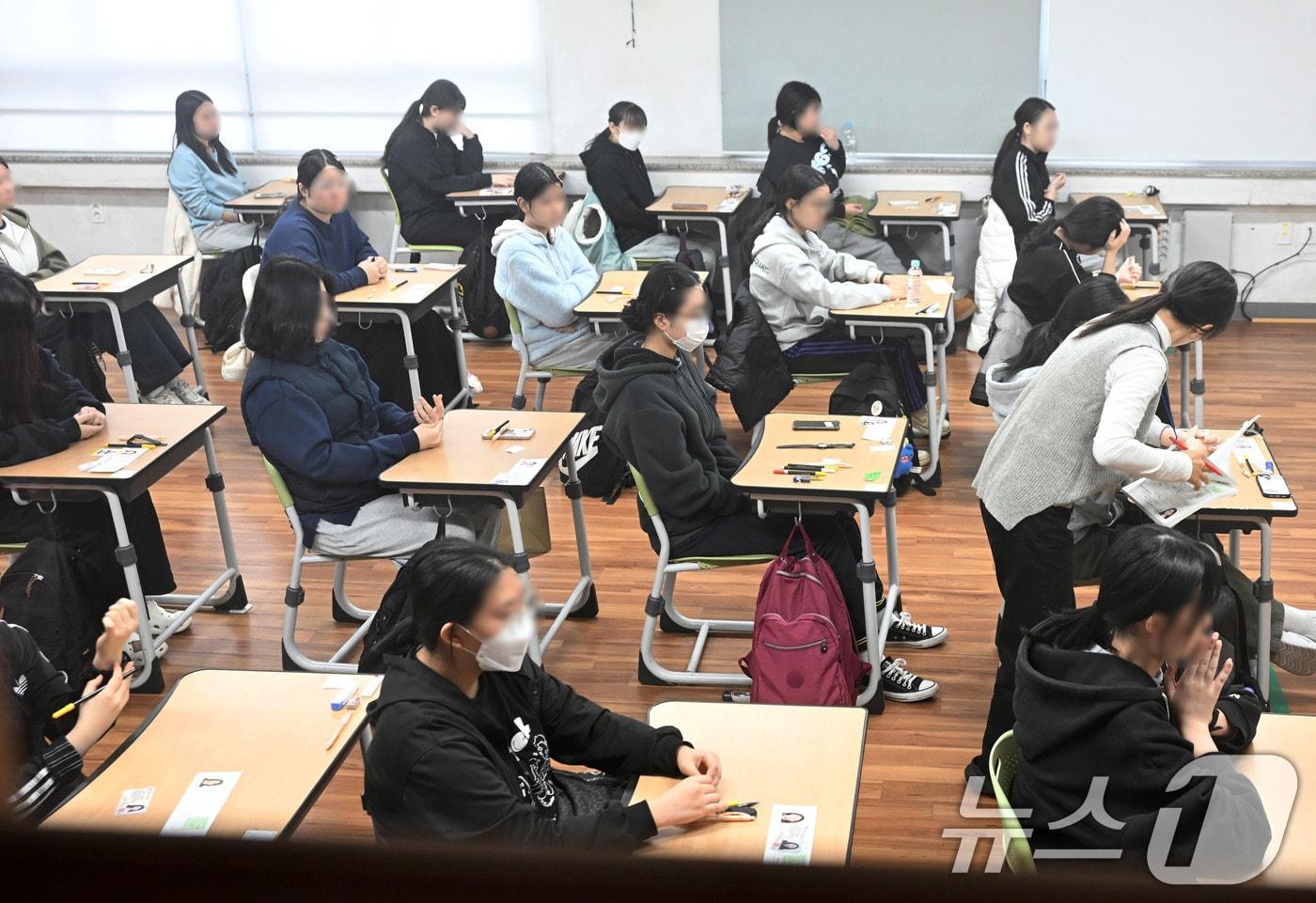 2026학년도 대학수학능력시험일인 13일 오전 부산시교육청 22지구 제15시험장인 부산 연제구 연제고등학교에서 수험생들이 시험 시작을 준비하고 있다. &#40;공동취재&#41; 2025.11.13/뉴스1 ⓒ News1 윤일지 기자