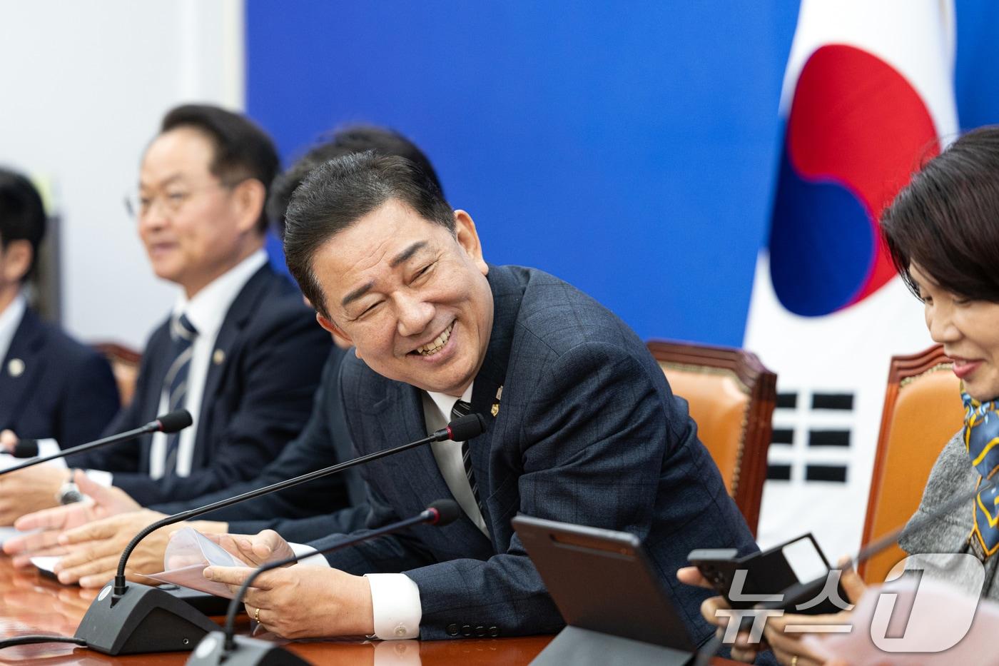 김병기 더불어민주당 원내대표가 지난 13일 서울 여의도 국회에서 열린 정책조정회의에 참석해 미소 짓고 있다. 2025.11.13/뉴스1 ⓒ News1 이승배 기자