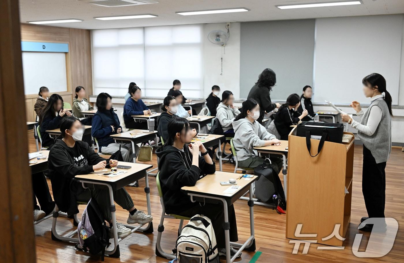 본문 이미지 - 2026학년도 대학수학능력시험일인 13일 오전 부산시교육청 22지구 제15시험장인 부산 연제구 연제고등학교에서 수험생들이 시험 시작을 준비하고 있다. (공동취재) 2025.11.13/뉴스1 ⓒ News1 윤일지 기자