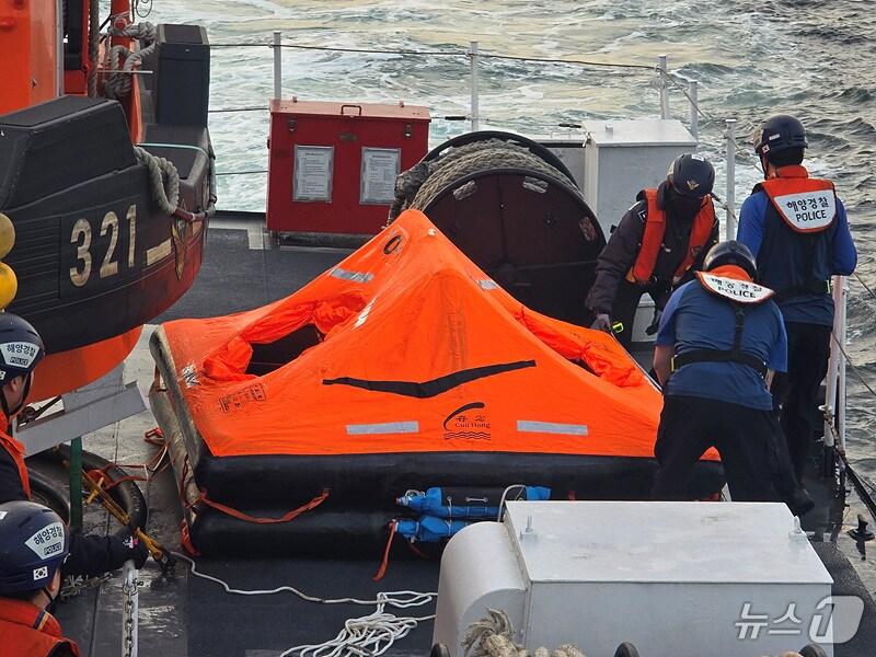 본문 이미지 - 해양경찰이 선박 사고 해역에서 수거한 구명벌을 확인하고 있다.&#40;서해해경 제공. 재판매 및 DB 금지&#41; 2025.11.13/뉴스1 
