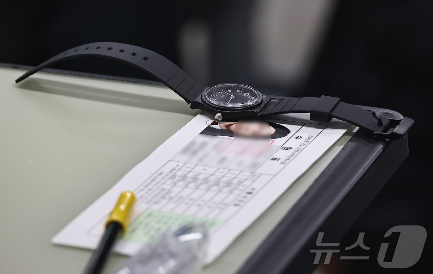2026학년도 대학수학능력시험이 치러진 13일 오전 광진구 광남고에 마련된 서울시교육청 제20시험지구 제3시험장에 입실을 완료한 수험생이 책상 위에 수험표와 시계를 놓아두고 있다. 2025.11.13/뉴스1 ⓒ News1 사진공동취재단