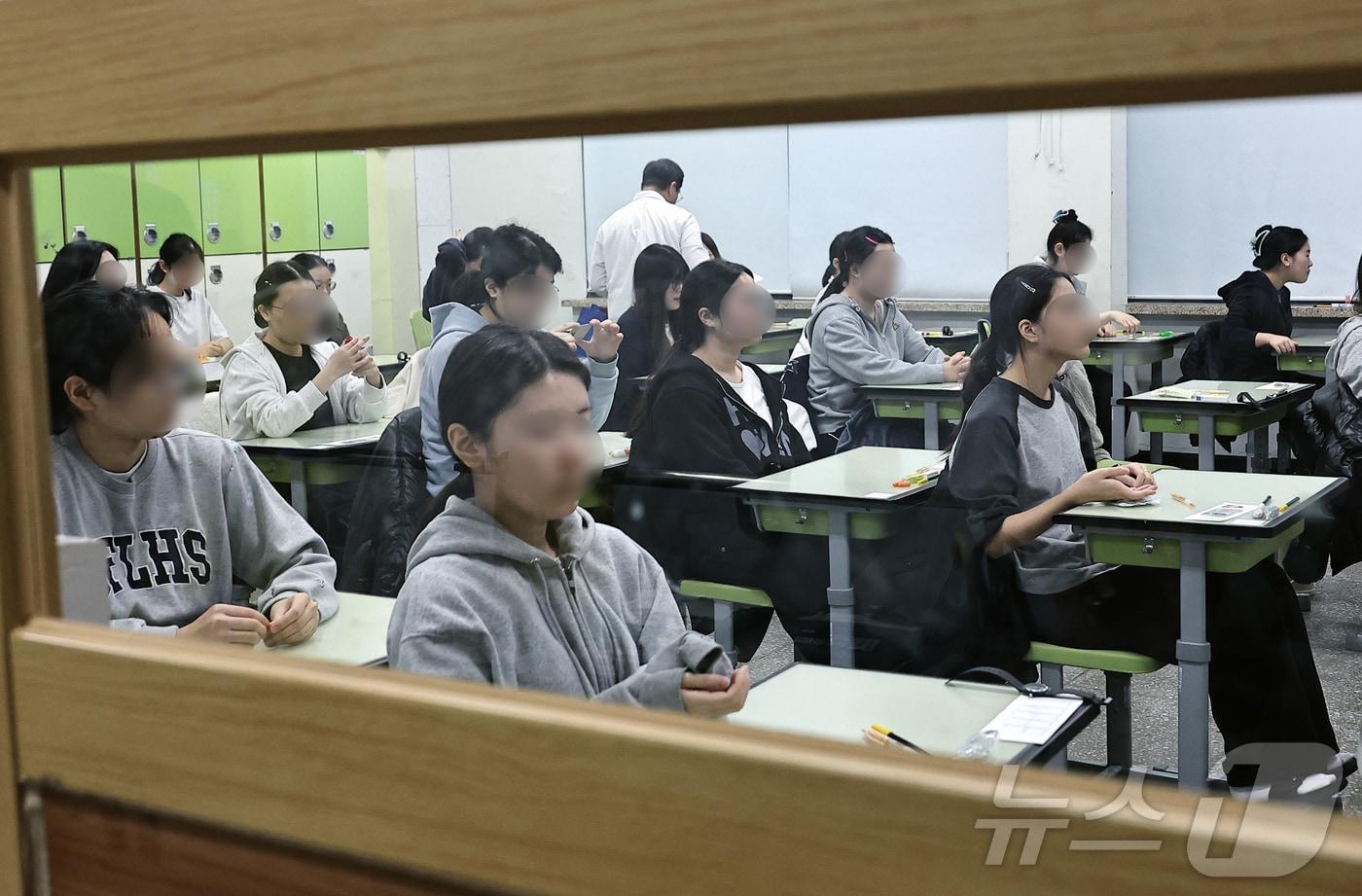 2026학년도 대학수학능력시험이 치러진 13일 오전 광진구 광남고에 마련된 서울시교육청 제20시험지구 제3시험장에 입실을 완료한 수험생들이 막바지 점검을 하고 있다. 2025.11.13/뉴스1 ⓒ News1 사진공동취재단