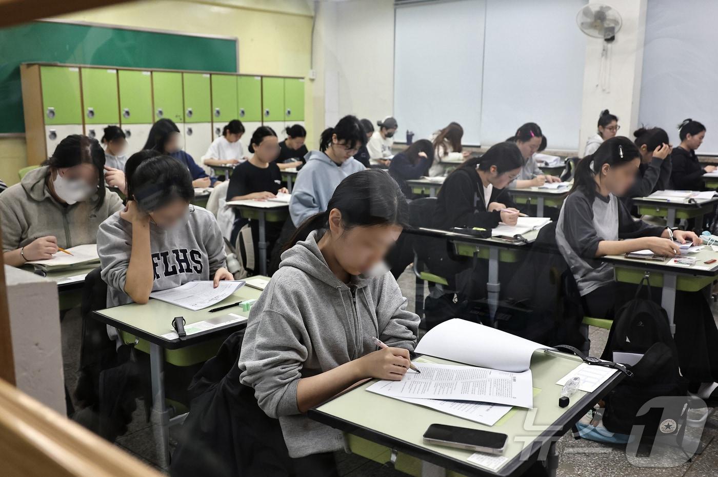 2026학년도 대학수학능력시험이 치러진 13일 오전 광진구 광남고에 마련된 서울시교육청 제20시험지구 제3시험장에 입실을 완료한 수험생들이 막바지 점검을 하고 있다. 2025.11.13/뉴스1 ⓒ News1 사진공동취재단
