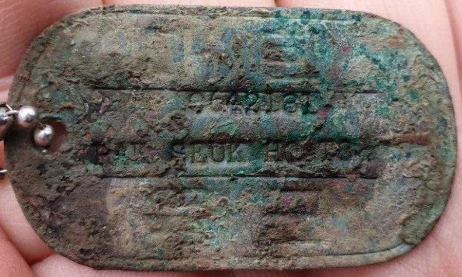 본문 이미지 - 박석호 일등중사의 유해와 함께 수습된 인식표.&#40;국방부 유해발굴감식단 제공&#41;