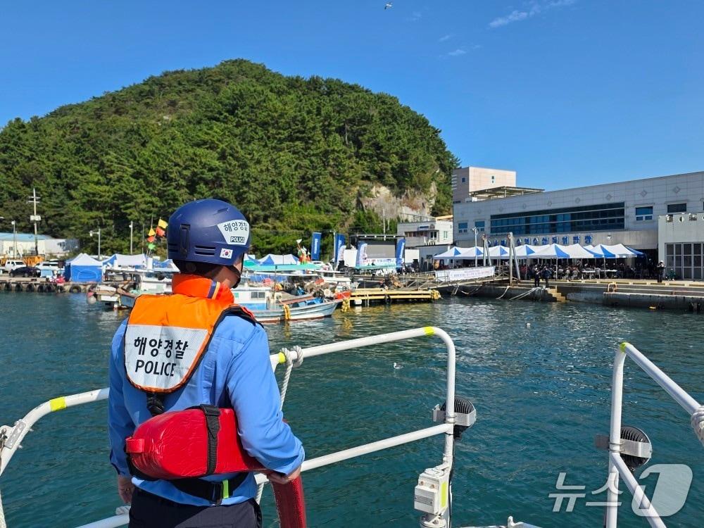 본문 이미지 - 경기 해역 안전관리를 하고 있는 해경.(사천해경 제공. 재판매 및 DB금지)