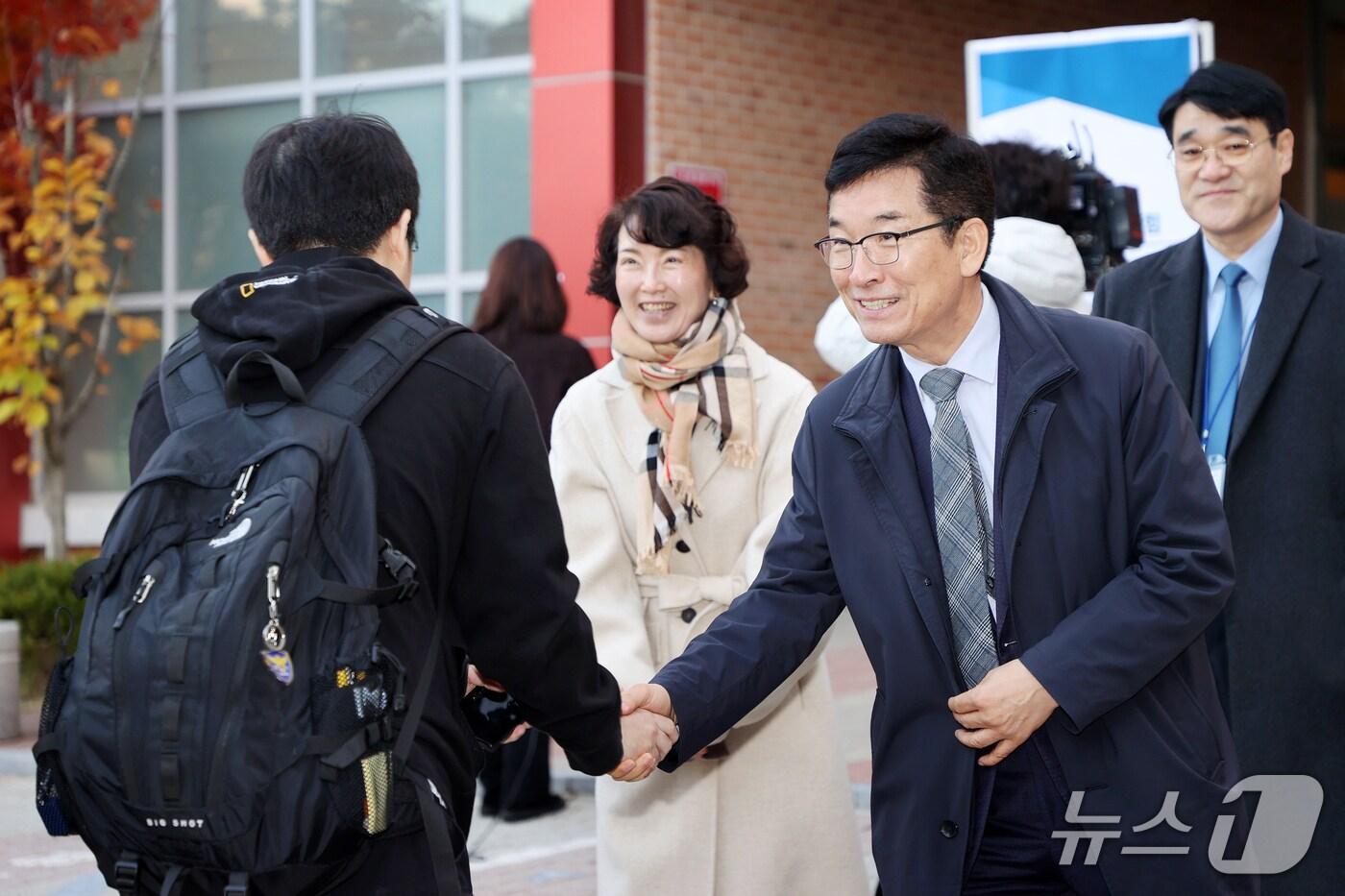 윤건영 충북교육감이 2026학년도 대학수학능력시험일인 13일 청주 주성고에서 수험생을 격려하고 있다. &#40;충북교육청 제공. 재판매 및 DB금지&#41;