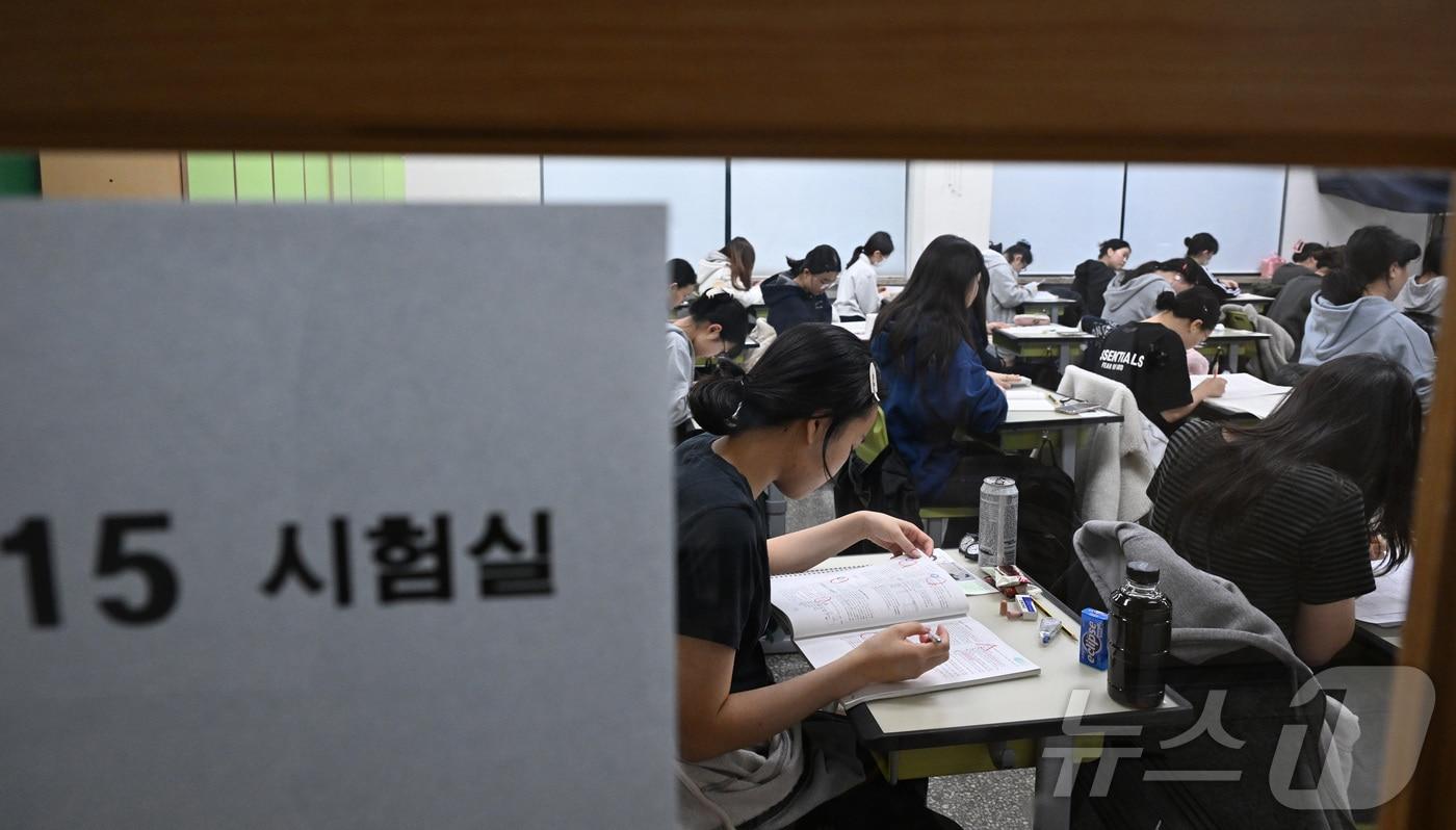 본문 이미지 - 2026학년도 대학수학능력시험일인 13일 오전 서울 광진구 광남고등학교에서 수험생들이 시험 시작을 기다리고 있다. 2025.11.13 ⓒ 뉴스1 사진공동취재단
