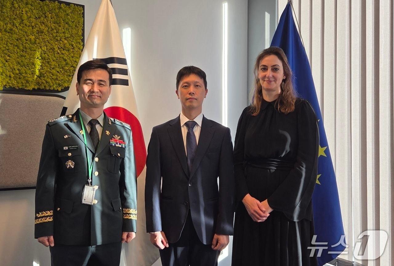 본문 이미지 - 윤종권&#40;가운데&#41; 외교부 국제사이버협력대사, 정성훈 주벨기에대표부 NATO·EU 군사대표, 베네딕타 폰 쉐르-토스 EU 대외관계청&#40;EEAS&#41; 평화안보방위실장.&#40;외교부 제공&#41;