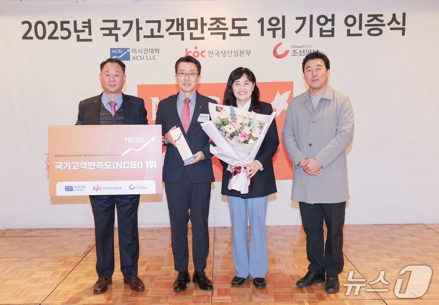 12일 서울 중구 롯데호텔에서 열린 &#39;2025 국가고객만족도&#40;NCSI&#41;&#39; 시상식에서 황영조 티웨이항공 여객지원 담당&#40;왼쪽 첫번째&#41;과 심창섭 티웨이항공 커뮤니케이션 담당&#40;왼쪽 두번째&#41;이 저비용항공&#40;LCC&#41; 부문 1위 수상을 기념해 사진을 촬영한 모습&#40;티웨이항공 제공&#41;. 2025.11.12.