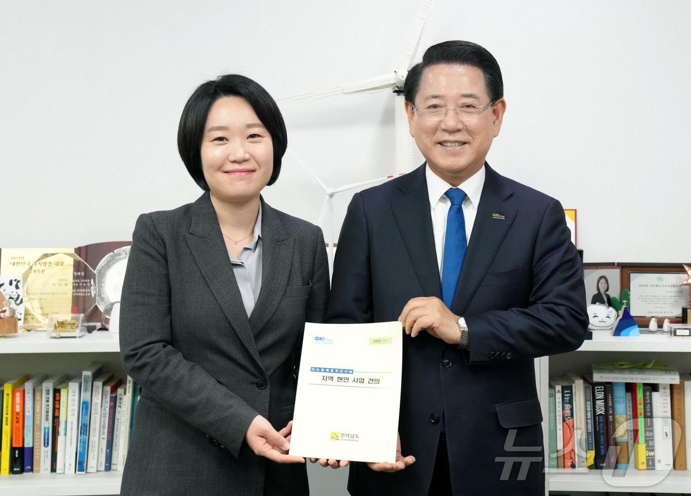 본문 이미지 - 김영록 전라남도지사가 13일 서울 국회에서 이소영 예결위 더불어민주당 간사와 면담을 갖고 2026년 국회 증액 핵심사업들이 차질없이 반영될 수 있도록 지원을 요청한 뒤 전남의 주요 현안사업 건의 내용을 전달하고 있다. &#40;전남도 제공. 재판매 및 DB금지&#41;2025.11.13/뉴스1 