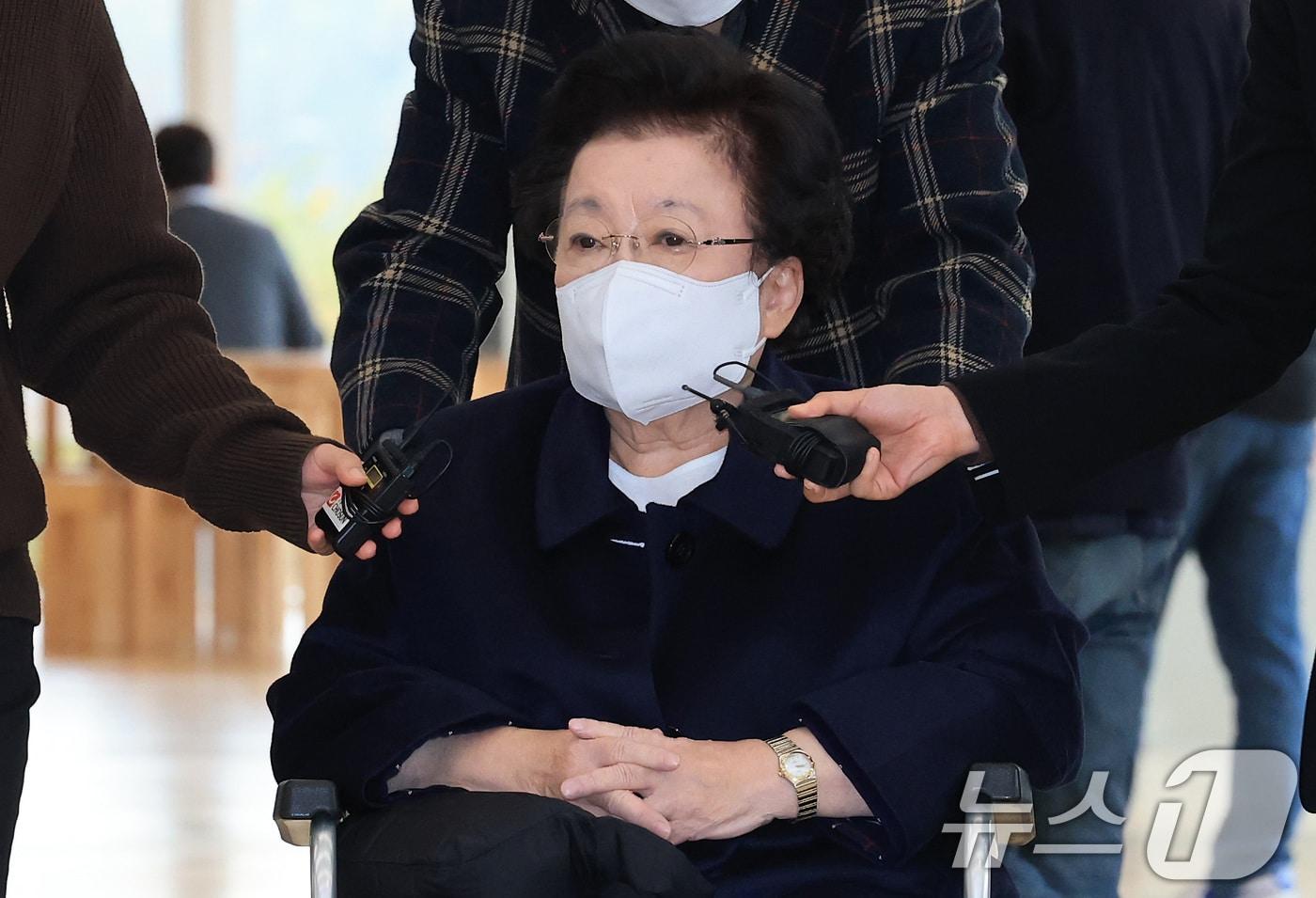 이배용 전 국가교육위원장이 13일 서울 광화문 KT 빌딩에 마련된 김건희특검 사무실로 휠체어를 탄 채 출석하고 있다. 2025.11.13/뉴스1 ⓒ News1 임세영 기자