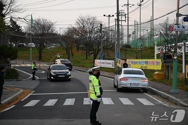 본문 이미지 -  2026학년도 대학수학능력시험날인 13일 강원 고성경찰서 교통 경찰관들이 교통 지도를 하고 있다.&#40;고성경찰서 제공, 재판매 및 DB금지&#41;